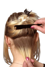 цепляем раскрытой клипсой (заколкой-гребешком) накладную прядь за корни волос